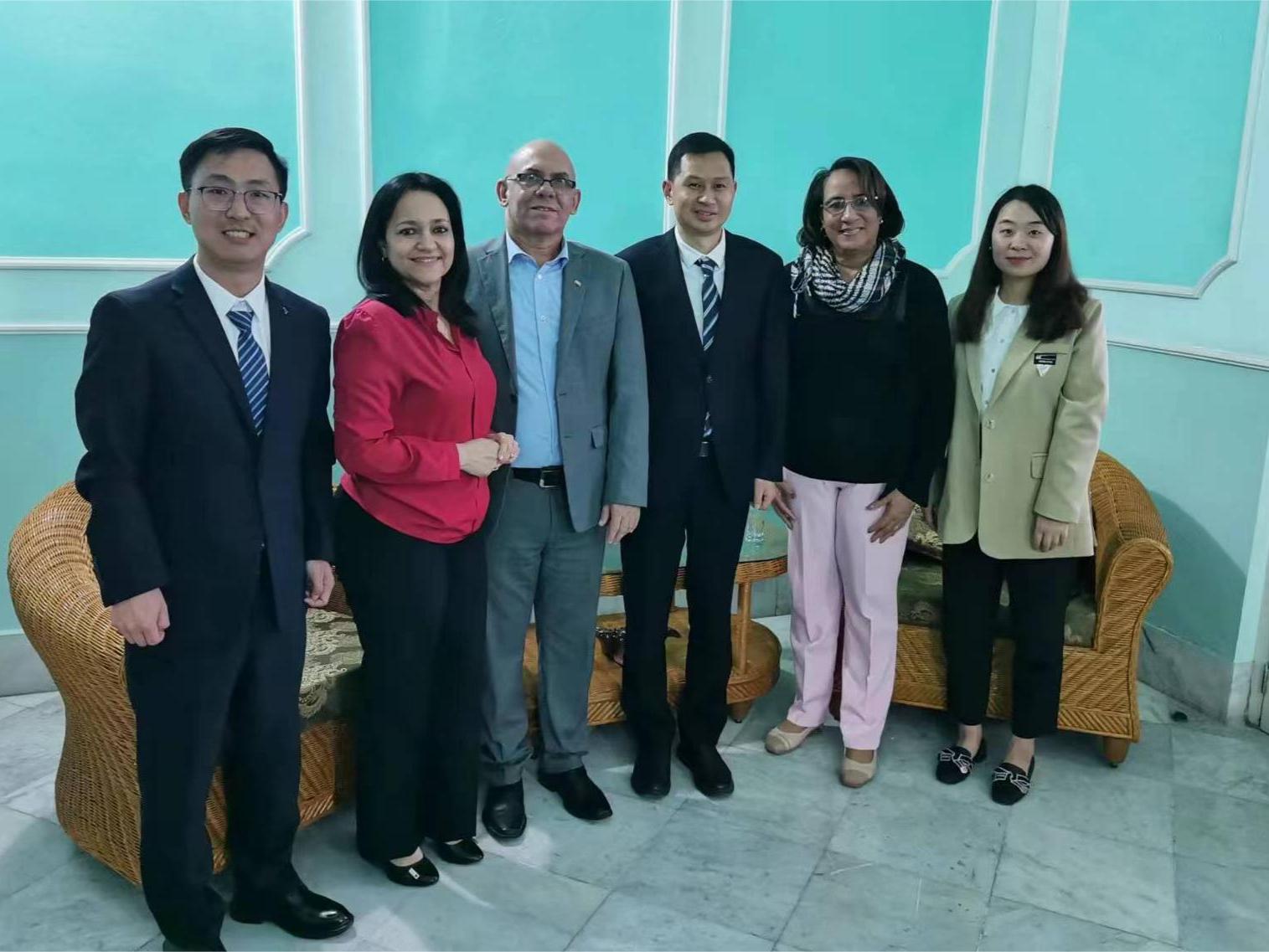 El equipo de Yimi Education fue invitado a visitar el Ministerio de Educación Superior de Cuba