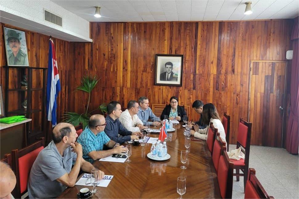 Delegación de Yimi Educación visita la UCLV