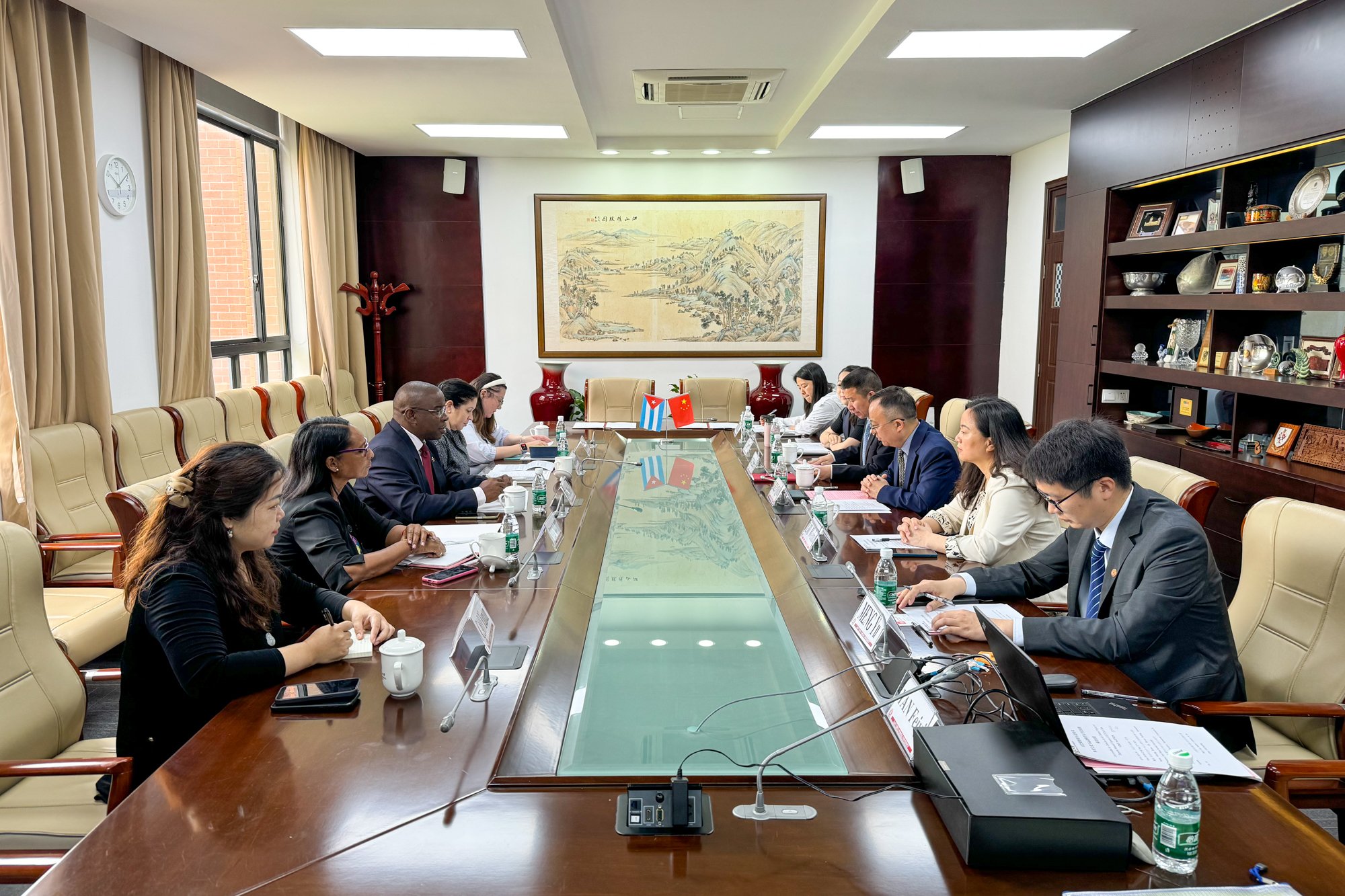 El Rector de la Universidad de Cultura Física y Ciencias de Cuba visitó la Universidad Normal de China Oriental (ECNU)