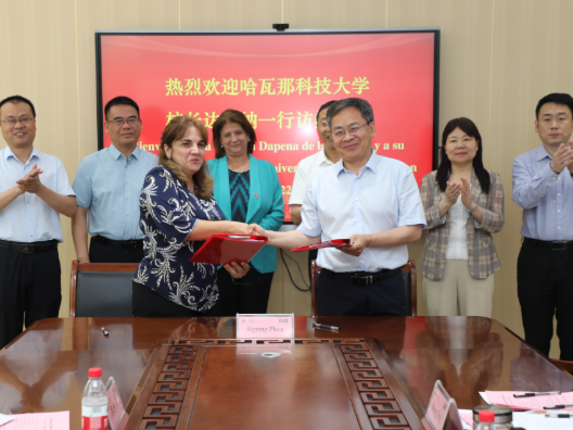 La Rectora Dapena de la Universidad de Ciencia y Tecnología de La Habana, Cuba, visita la unversidad de Pingdingshan