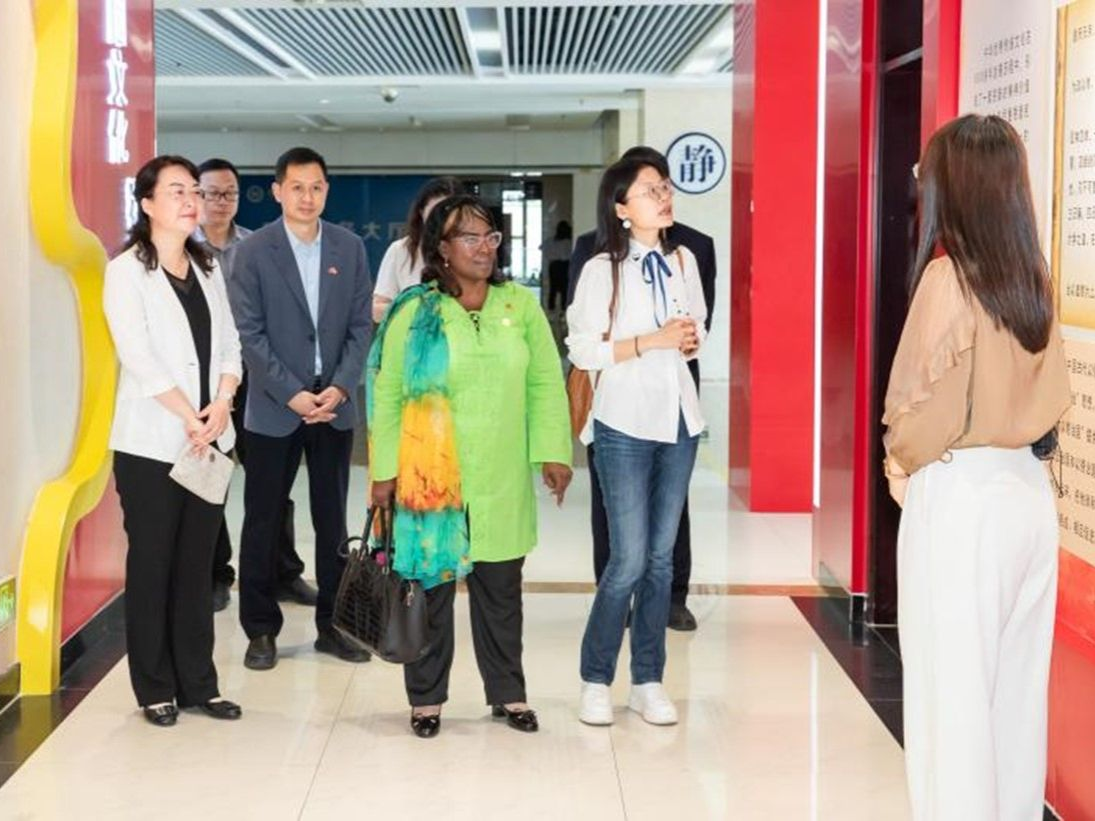 Una delegación del Rector de la Universidad de Oriente de Santiago de Cuba visitó la Universidad de Ciencia y Tecnología de Henan