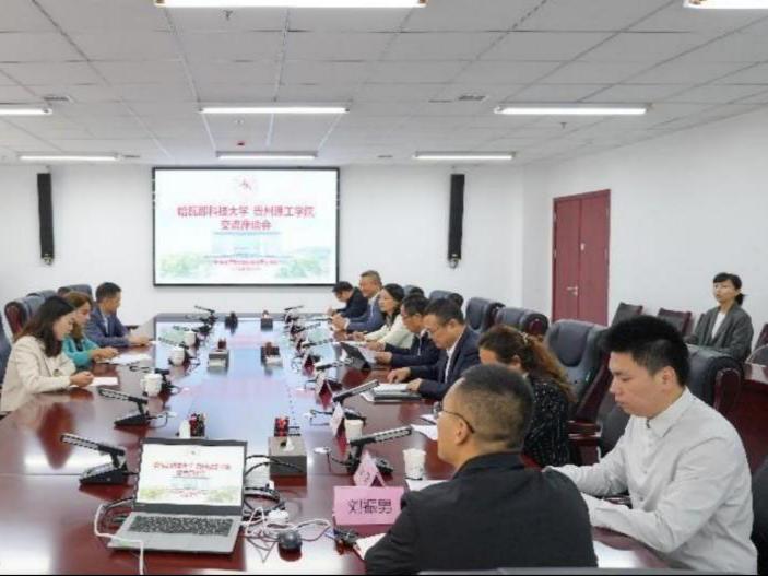 Dapena, rectora de la Universidad Tecnológica de La Habana, Cuba, y su delegación llegaron al Instituto de Tecnología de Guizhou para una discusión