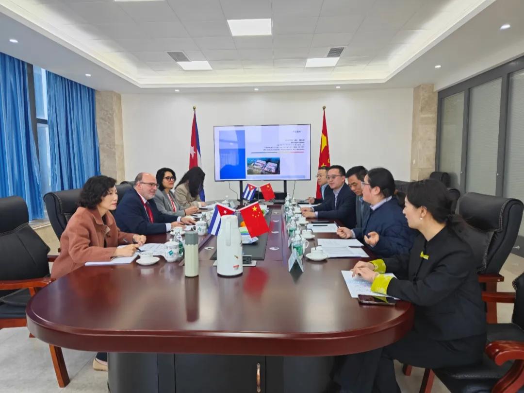 Embajador de Cuba en China Bai Shide y su esposa visitaron Zhonggu Biofarmacéutica