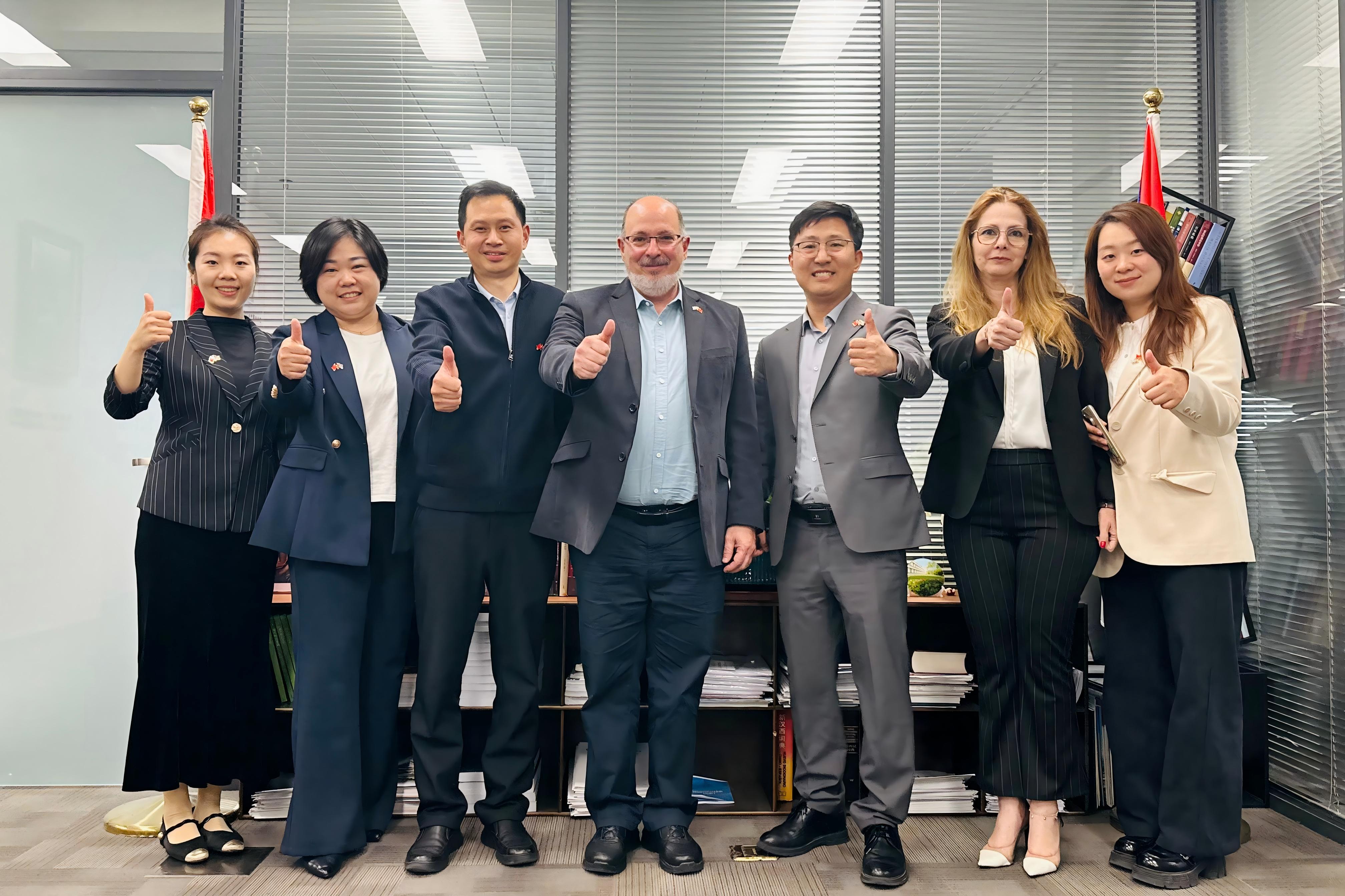 El Embajador de Cuba en China visita Yimi Education y abre un nuevo capítulo en la cooperación educativa China-Cuba