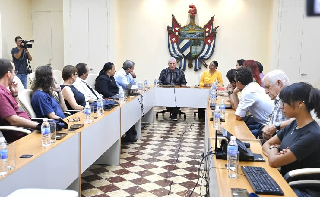 Miguel Díaz-Canel visita la Universidad de La Habana y destaca el papel estratégico de la inteligencia artificial en Cuba