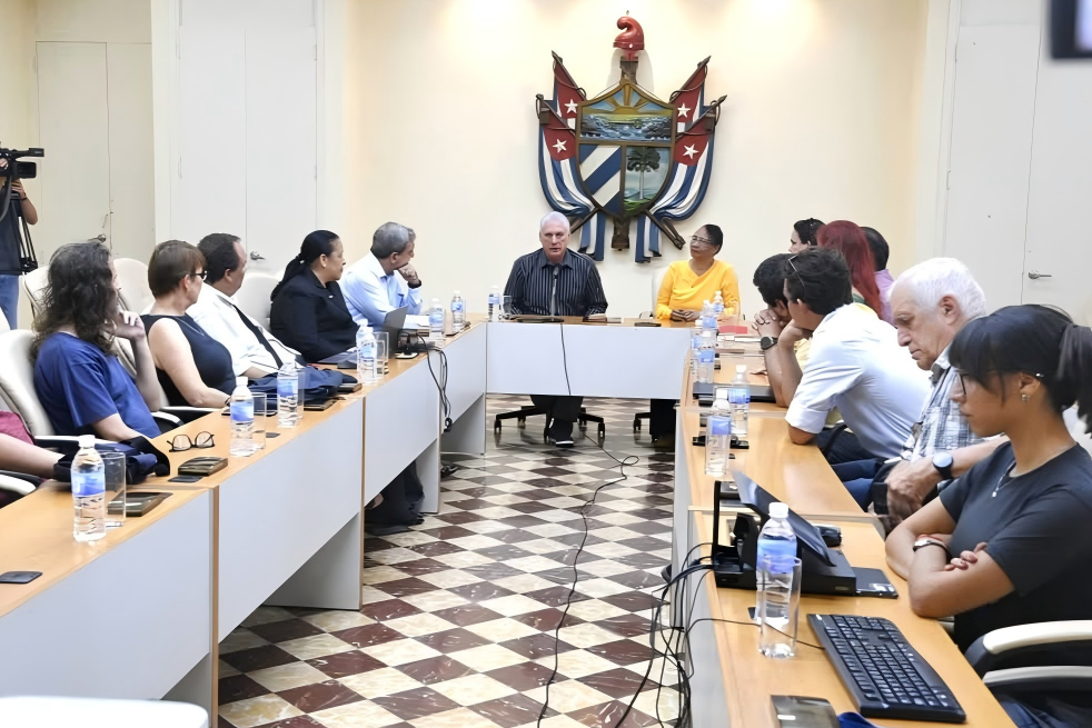 Miguel Díaz-Canel visita la Universidad de La Habana y destaca el papel estratégico de la inteligencia artificial en Cuba