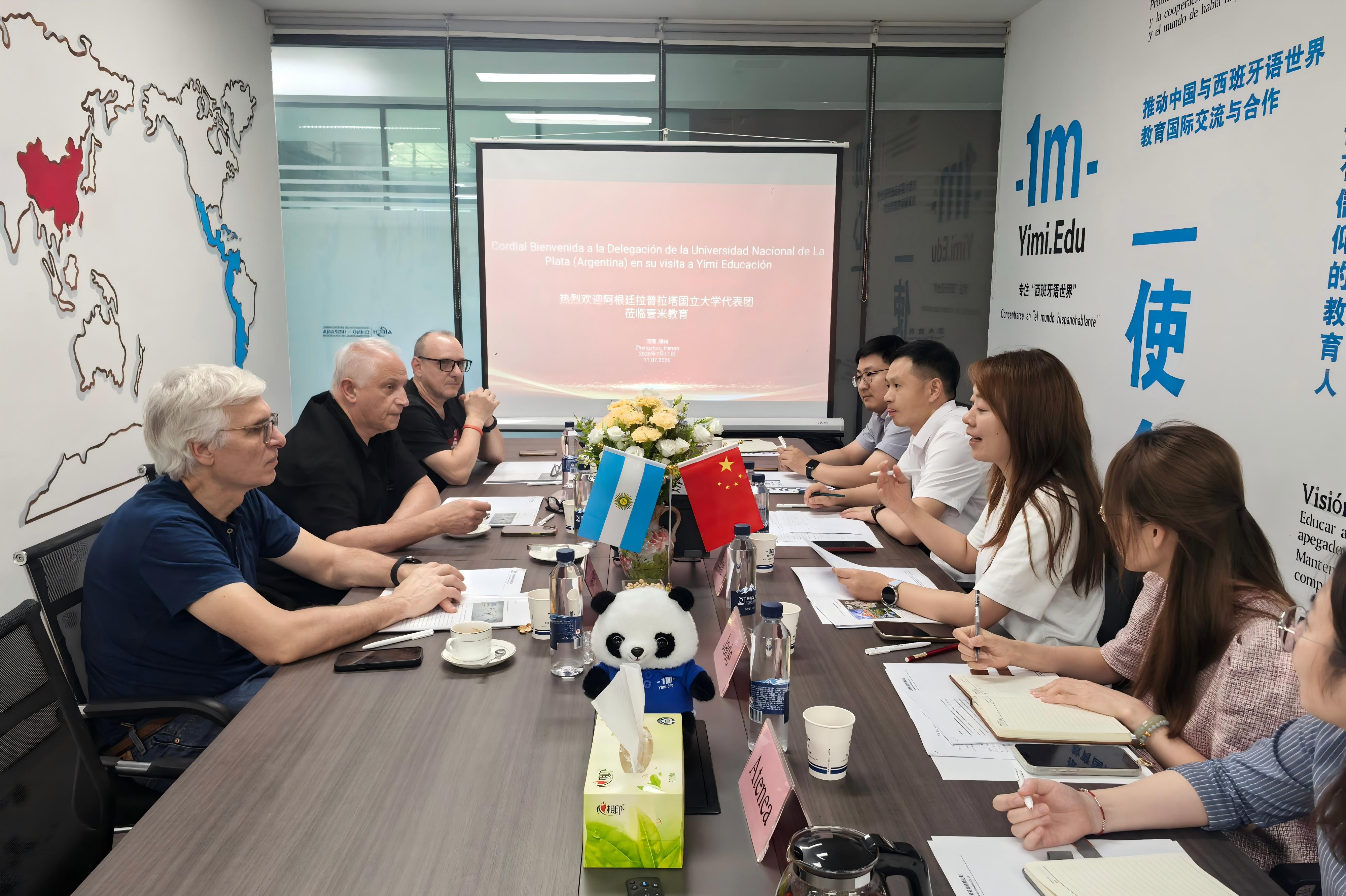 Delegación de la Universidad Nacional de La Plata visitó la oficina de Yimi Education en Zhengzhou